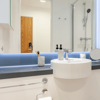 Silver En Suite - Image 3